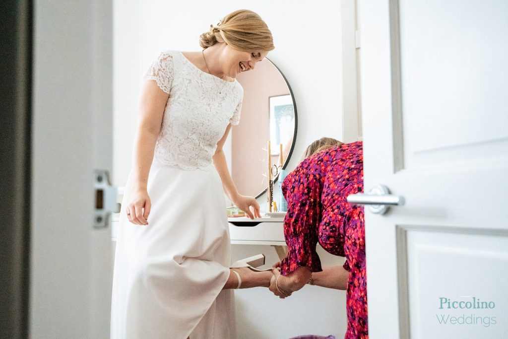 Bride getting ready with her mum in Dulwich London before heading to the Rosendale for the ceremony